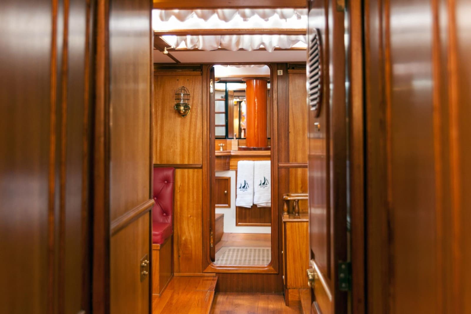 Black Swan 1899 cabin
