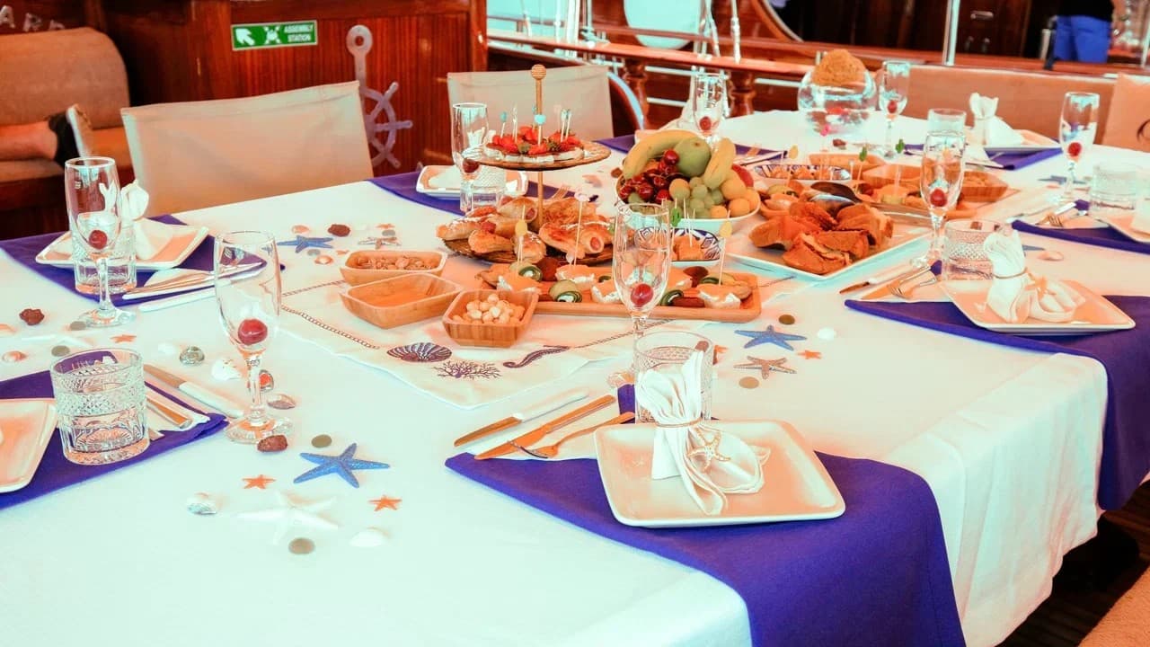 Efe Burak dining