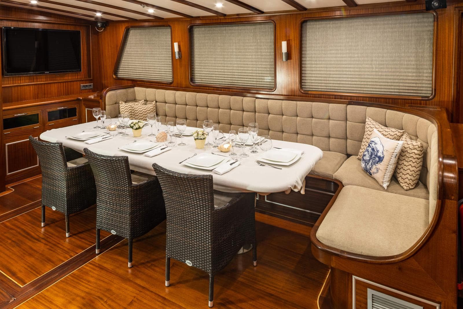 Estrella De Mar dining