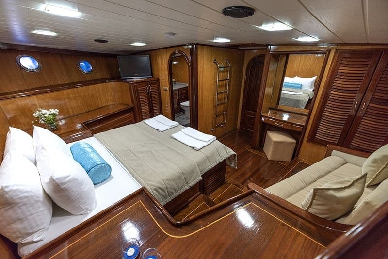 Kayhan 8 cabin