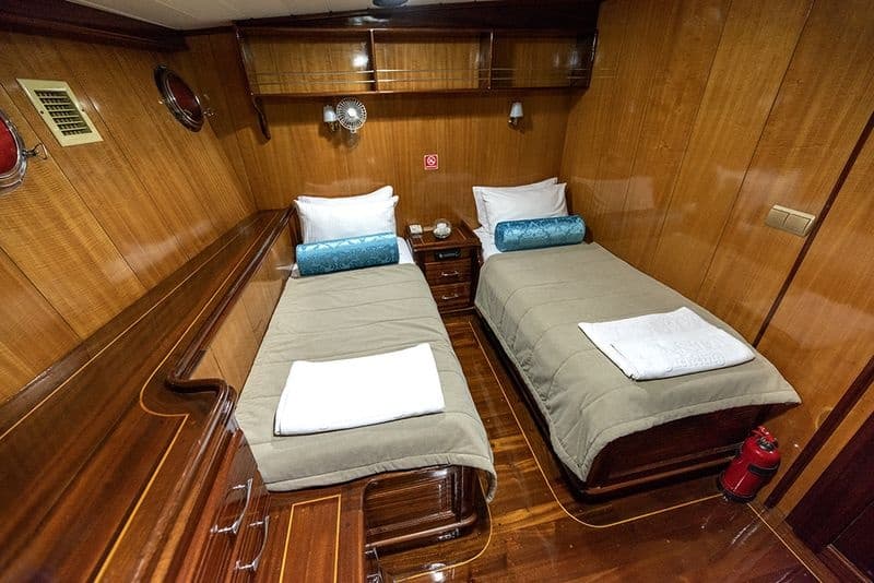 Kayhan 8 cabin
