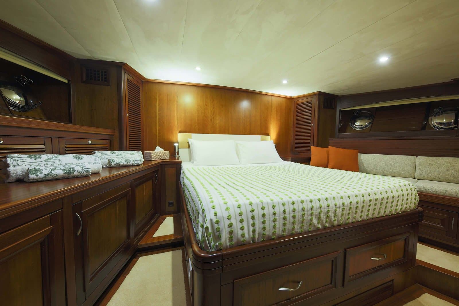 Lady Freya interior
