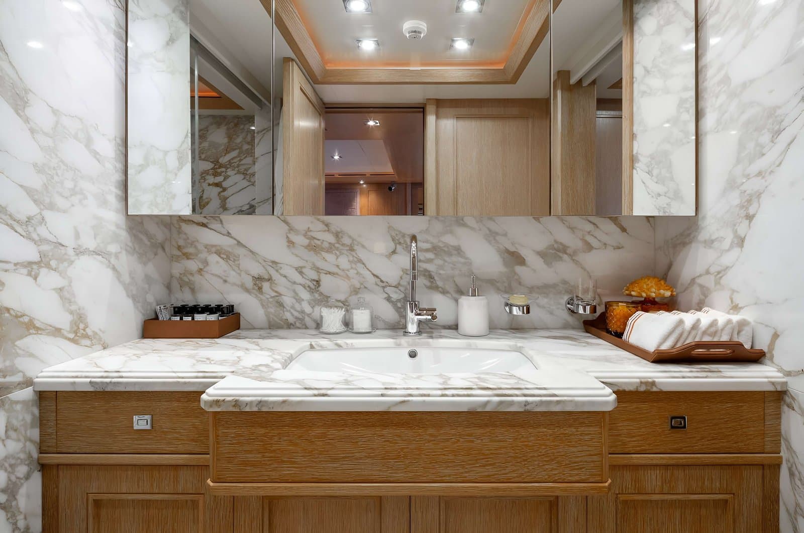 Lady I interior
