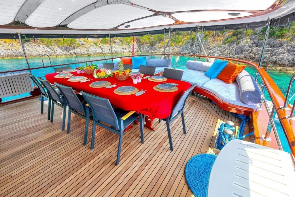 Mehmet Ayaz interior