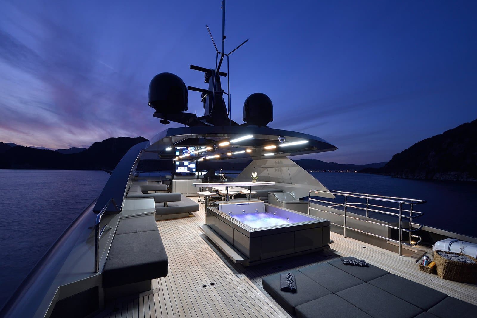 Motor Yacht Fx dining