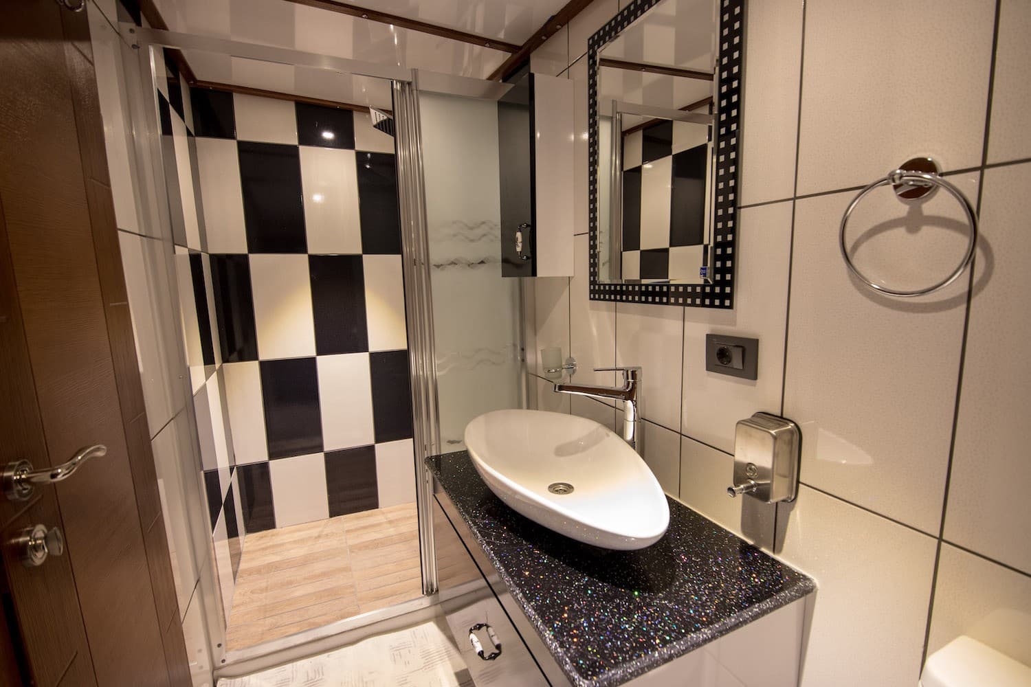 Nevra Queen interior