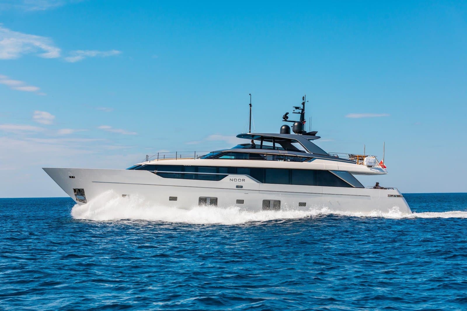 Noor II exterior