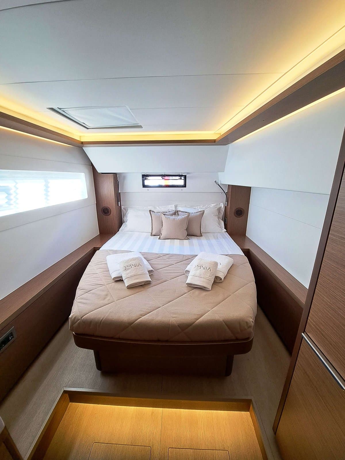 Omnia Lagoon 46 deck
