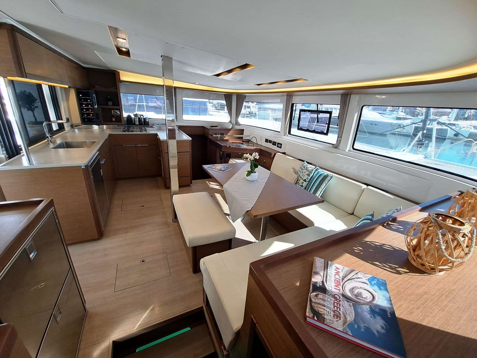 Omnia Lagoon 46 interior