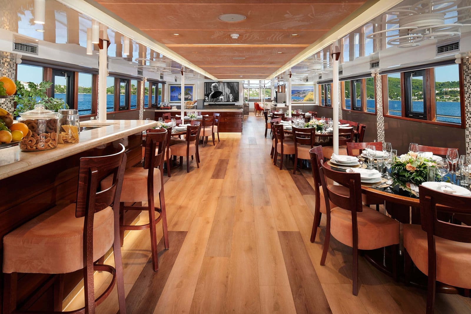 Queen Eleganza dining