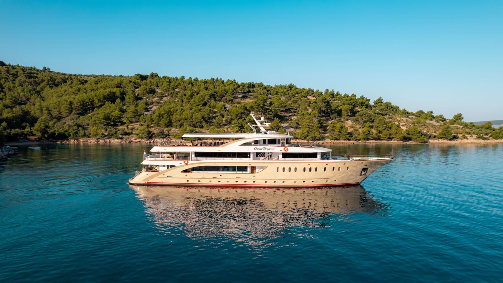 Queen Eleganza exterior