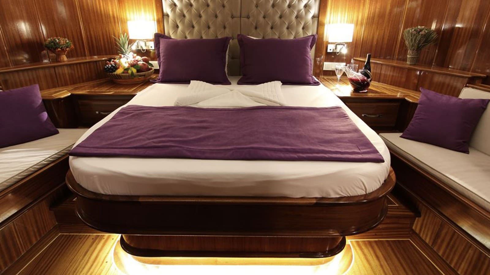 Queen Lila interior