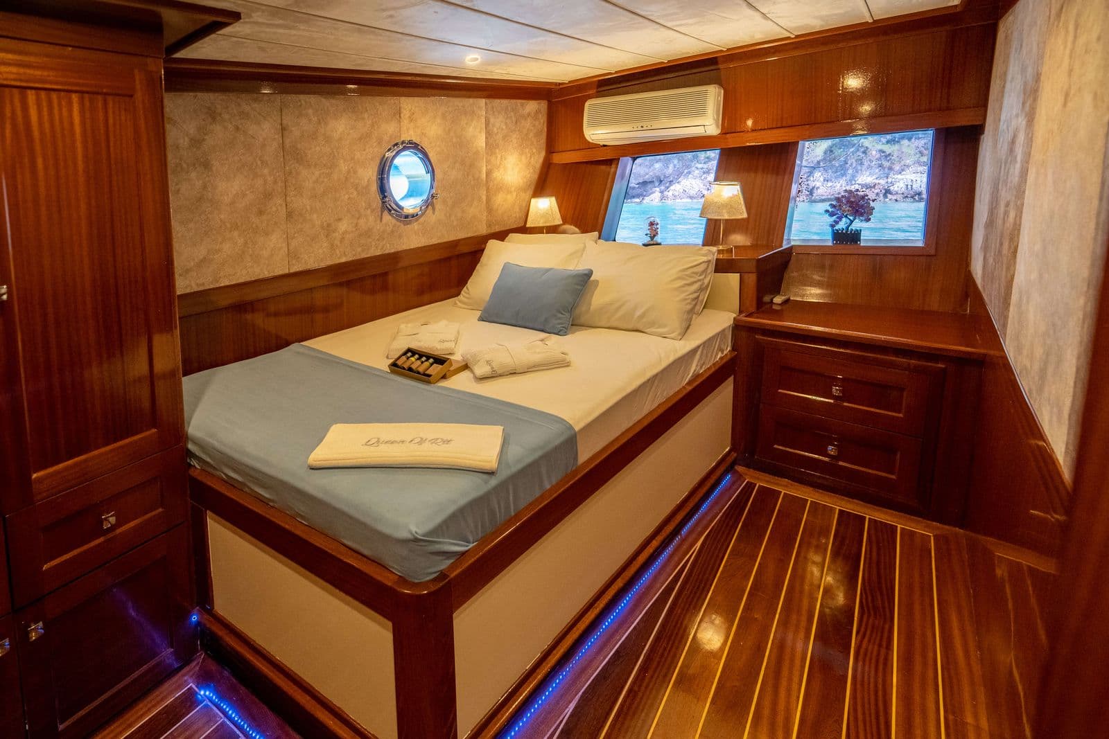 Queen Of Rtt interior