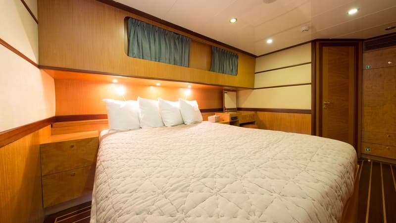 Serenity 86 interior