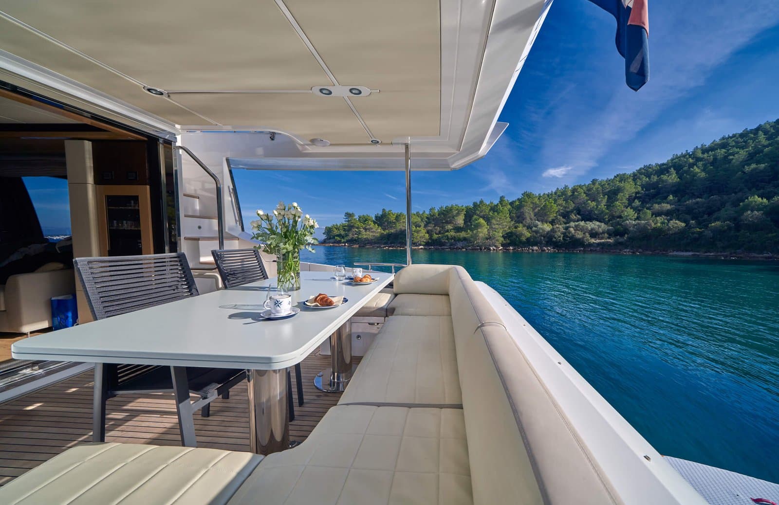 White Azimut 53 Fly dining