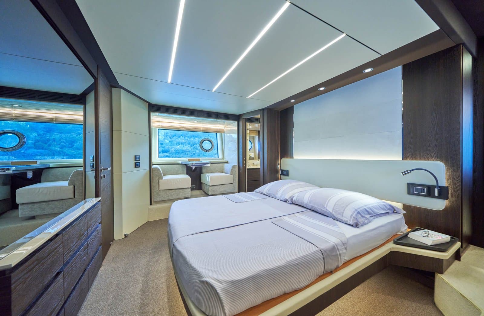 White Azimut 53 Fly deck