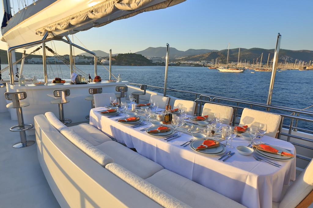 Spacious Aft Deck: Embrace Freedom on the Waters