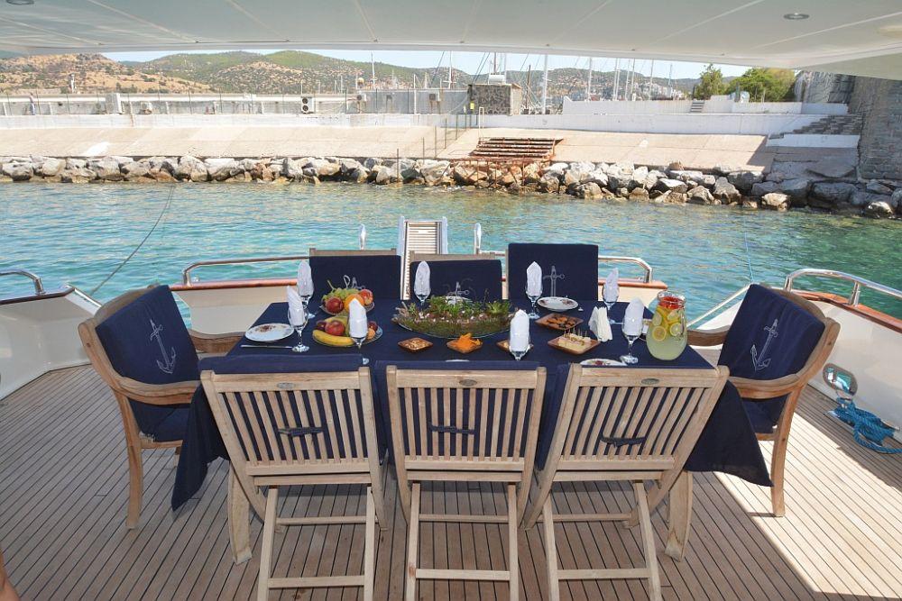 Seaside Delights: Alfresco Dining Aboard Yacht Rose 25
